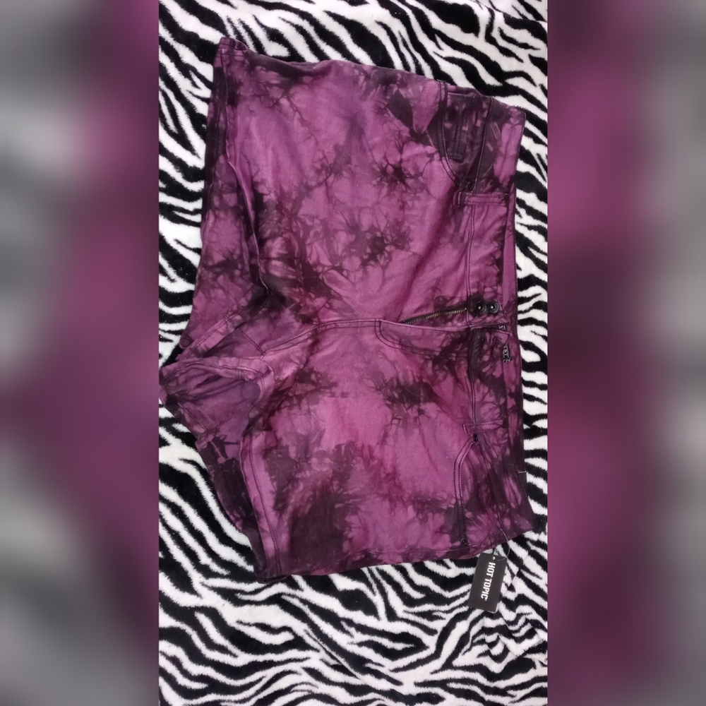 Hot Topic Blackheart Tie Dye shorts